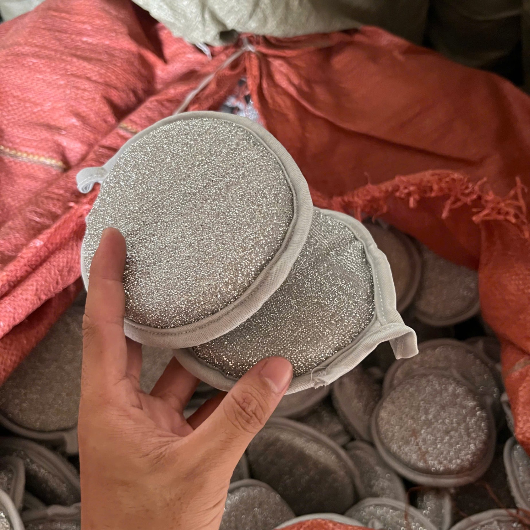 Miếng Bọt Biển Rửa Chén Bát 3 Lớp Hai Mặt Sợi Kim Loại Tạo Bọt Có Móc Treo - Miếng Rửa Chén - Giá Sỉ