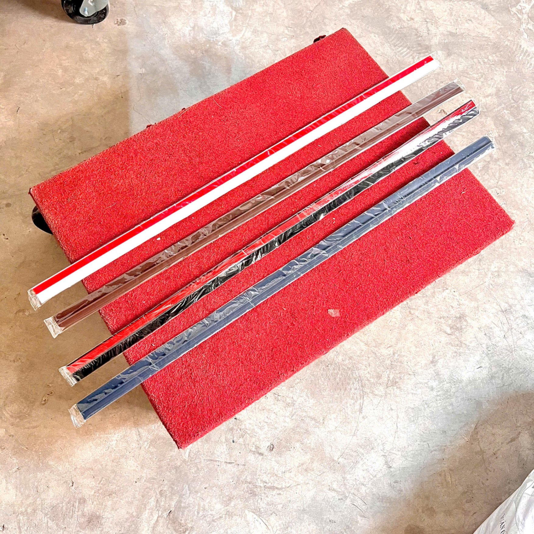 Ron Chặn Khe Cửa 100cm Chống Côn Trùng, Bụi Bẩn, Cách Nhiệt Cách Âm Dễ Dùng - Thanh Chắn Cửa 4 Màu 100cm Chặn Gió Điều Hòa Ngăn Côn Trùng Bụi Bẩn Giảm Tiếng Ồn Tiết Kiệm Năng Lượng Dễ Lắp - Giá Sỉ