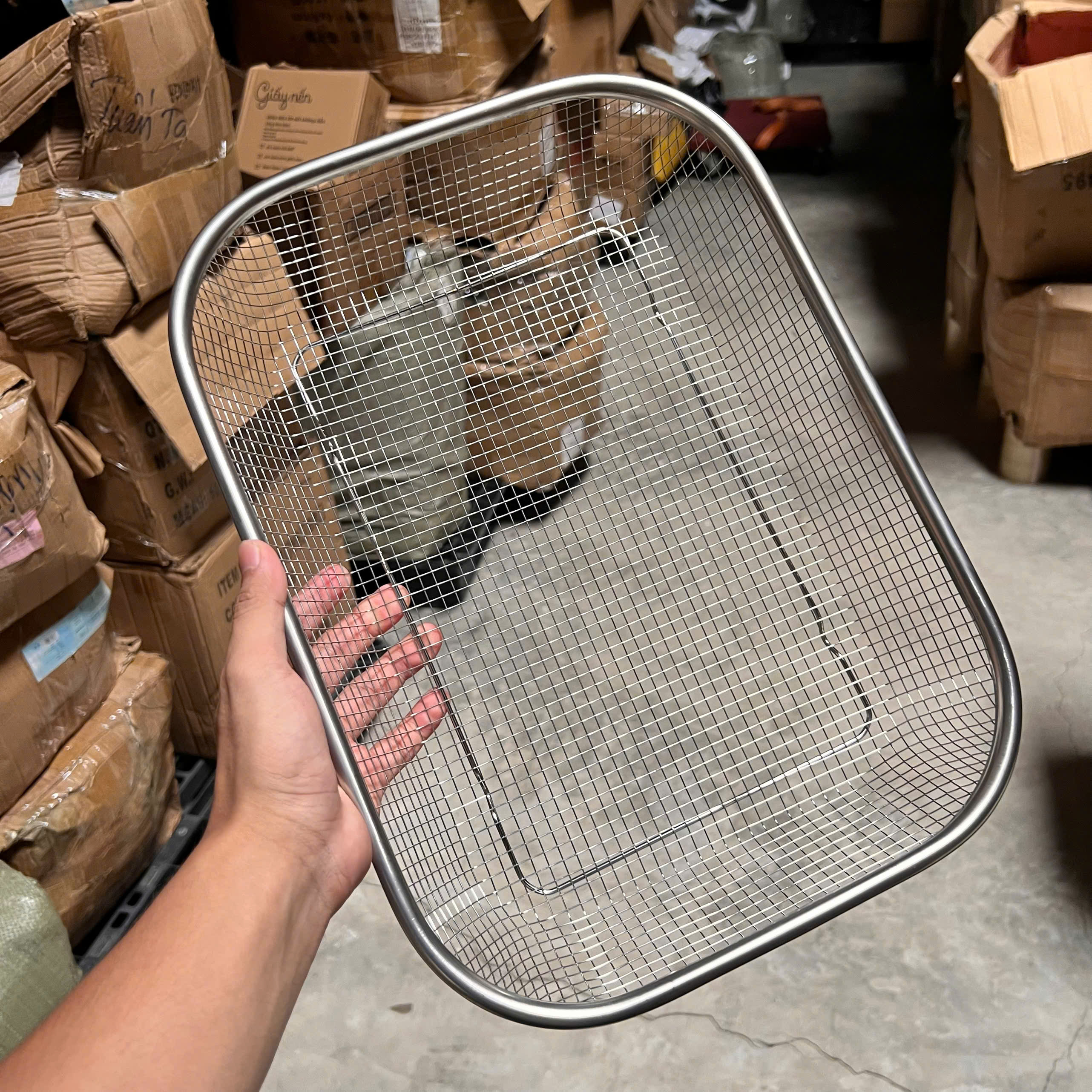 Rổ Inox Hình Chữ Nhật 37cm Lưới Thưa Kiểu Nhật Có Chân Đỡ – Đựng Rau Củ, Thực Phẩm Tiện Lợi - Giá Sỉ