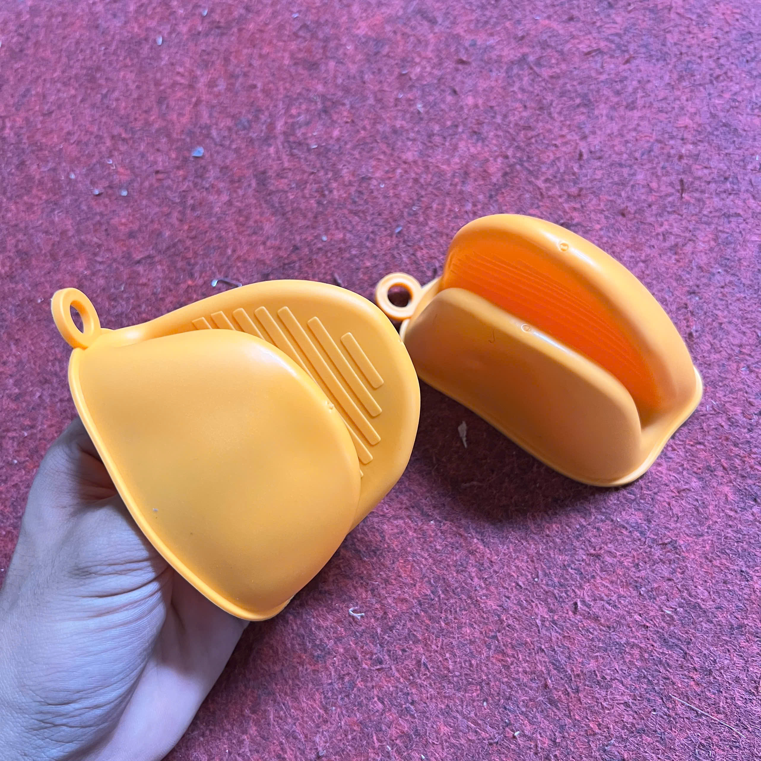 Set 2 Cái Găng Kẹp Tay Mỏ Vịt Silicon Nhấc Nồi Cách Nhiệt - Nhấc Nồi Silicon - Giá Sỉ