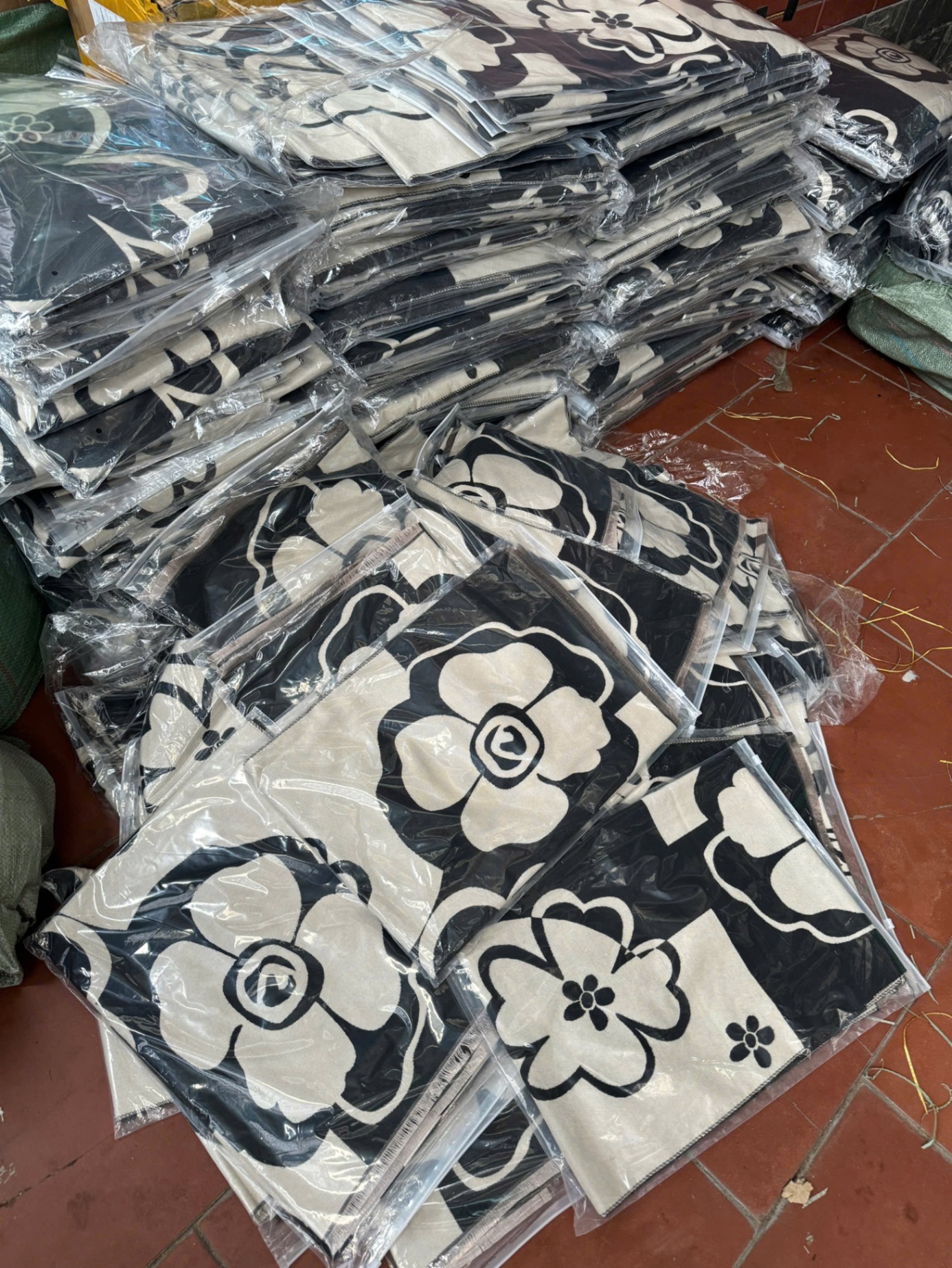 Mau 2 KHĂN DẠ CHOÀNG HÌNH HOA TRÀ QC NEW