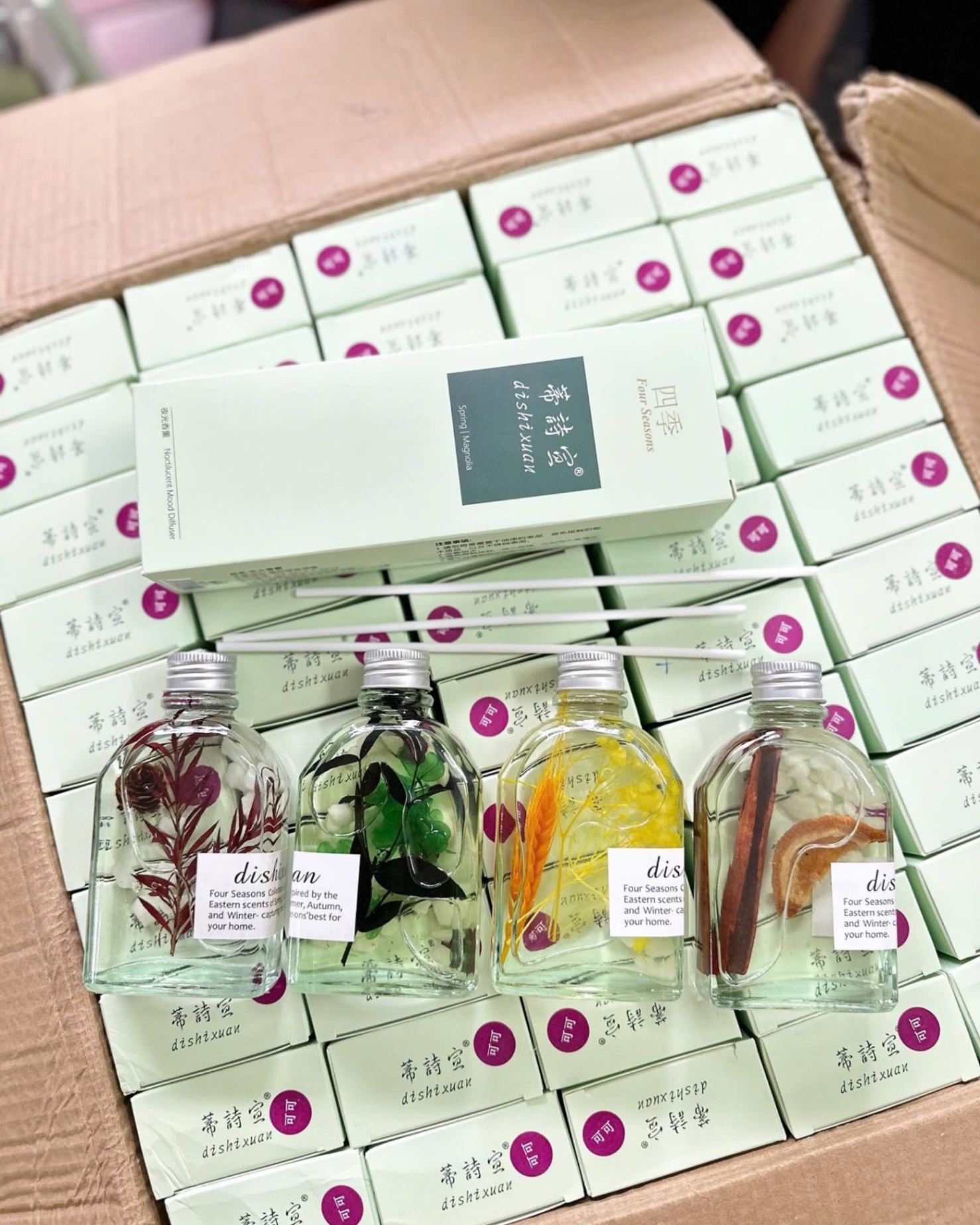 Random mùi - SET 4 CHAI TINH DẦU DISHIXOAN - kèm que cắm
