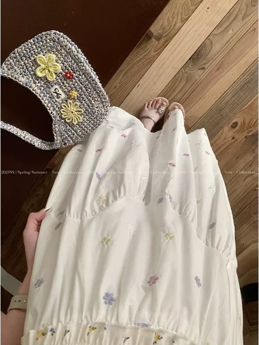 CHÂN VÁY TRẮNG THÊU HOA NỔI QCCC