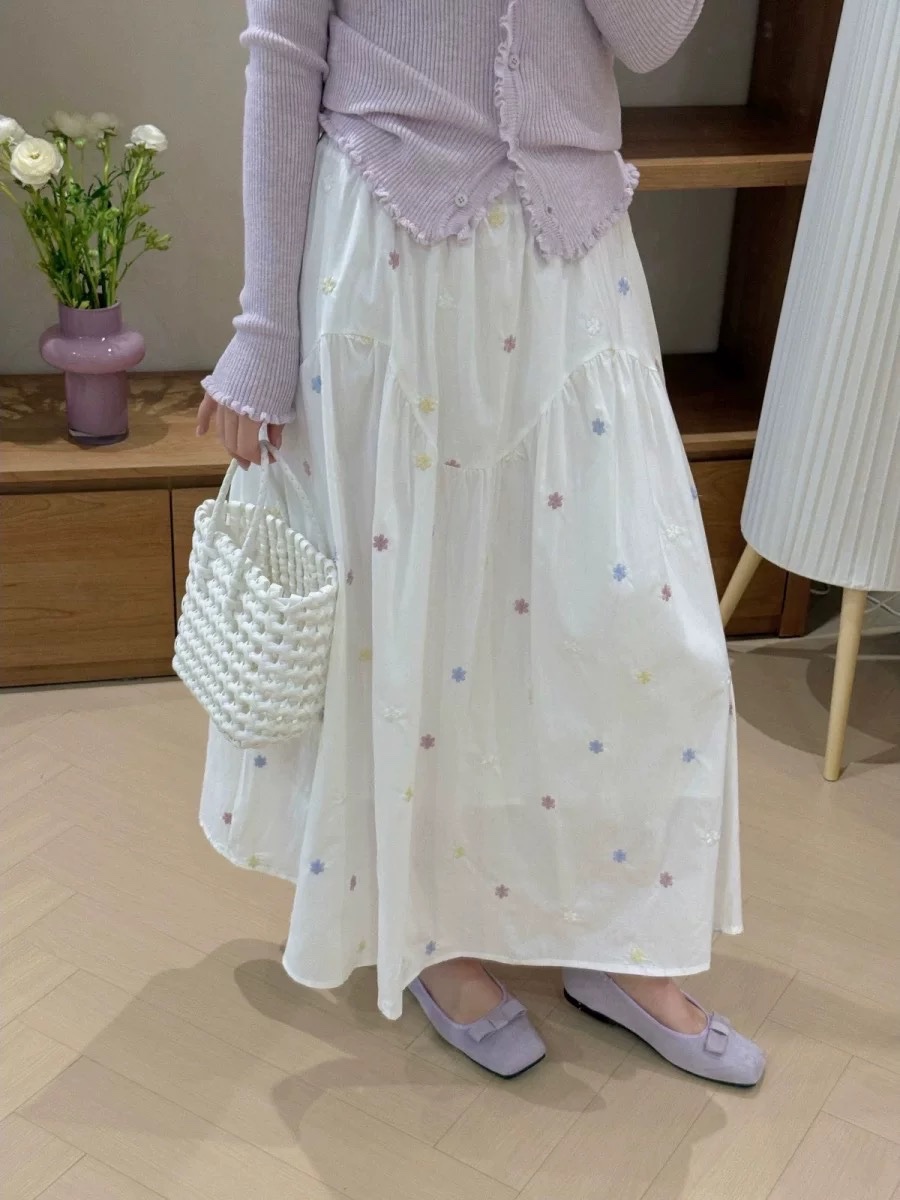 CHÂN VÁY TRẮNG THÊU HOA NỔI QCCC