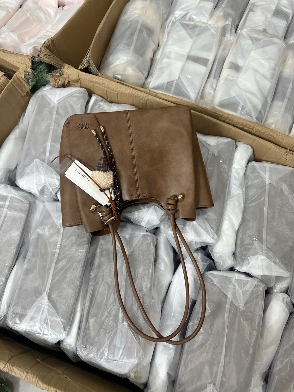 TÚI XÁCH CHIO’2ND CHARM KEM ỐC QUẾ MÀU NÂU - M135