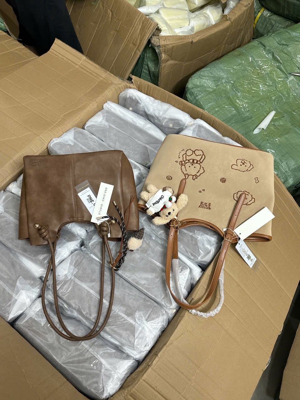 TÚI XÁCH CHIO’2ND CHARM KEM ỐC QUẾ MÀU NÂU - M135