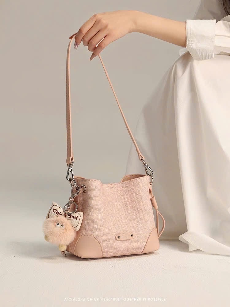 HS284 - TÚI CHIO’2ND BUCKET HỒNG CHARM BÔNG