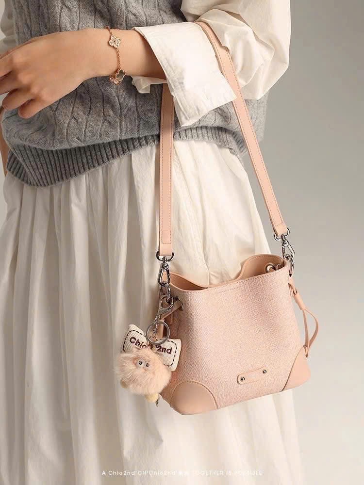 HS284 - TÚI CHIO’2ND BUCKET HỒNG CHARM BÔNG