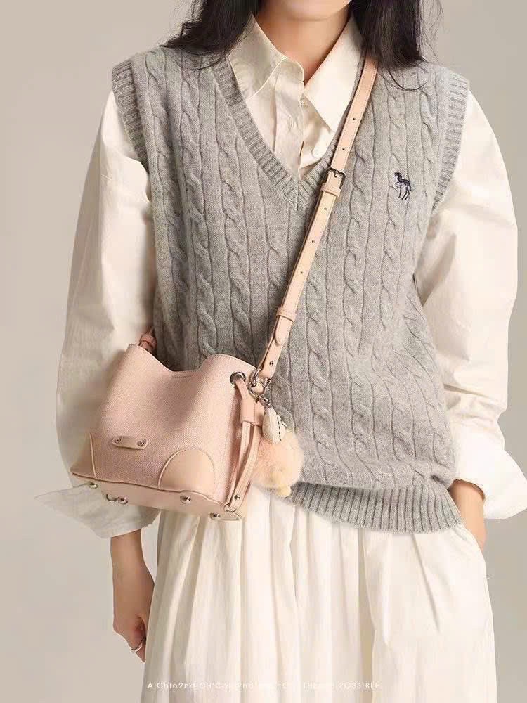 HS284 - TÚI CHIO’2ND BUCKET HỒNG CHARM BÔNG