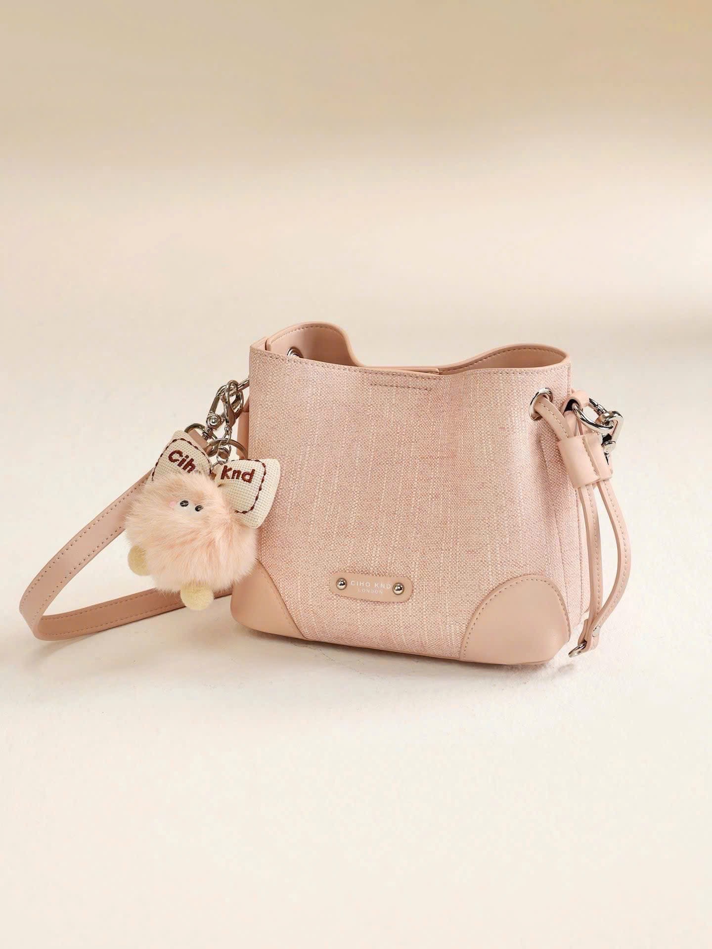 HS284 - TÚI CHIO’2ND BUCKET HỒNG CHARM BÔNG