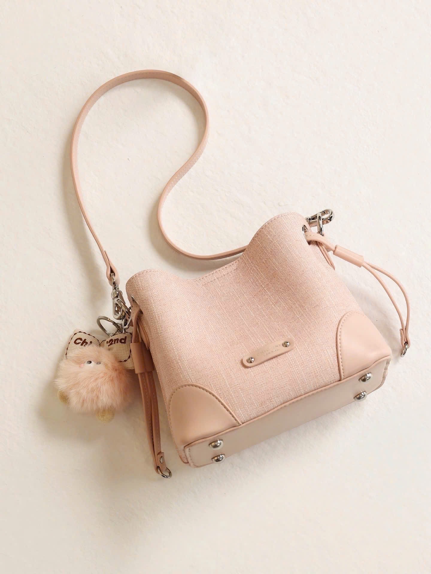 HS284 - TÚI CHIO’2ND BUCKET HỒNG CHARM BÔNG