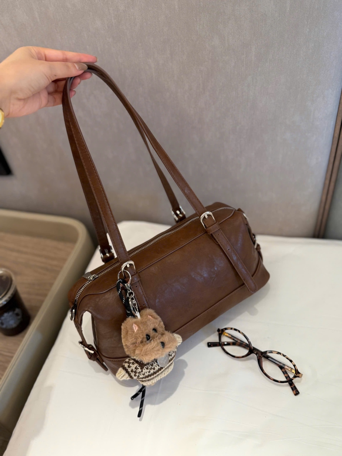 HS240 - TÚI XÁCH CHIO’2ND TRỐNG NÂU KÈM CHARM