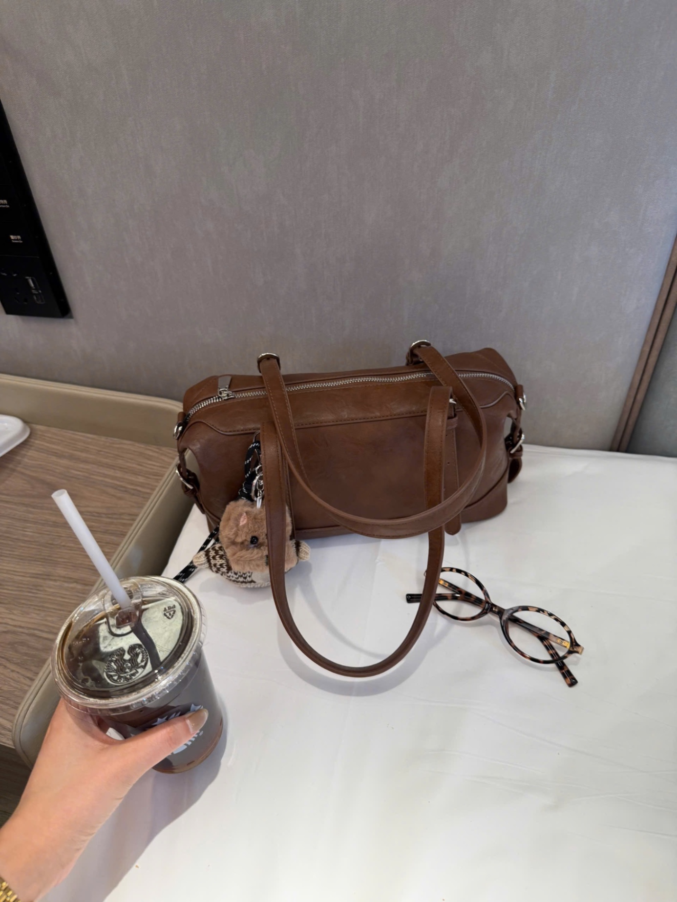 HS240 - TÚI XÁCH CHIO’2ND TRỐNG NÂU KÈM CHARM
