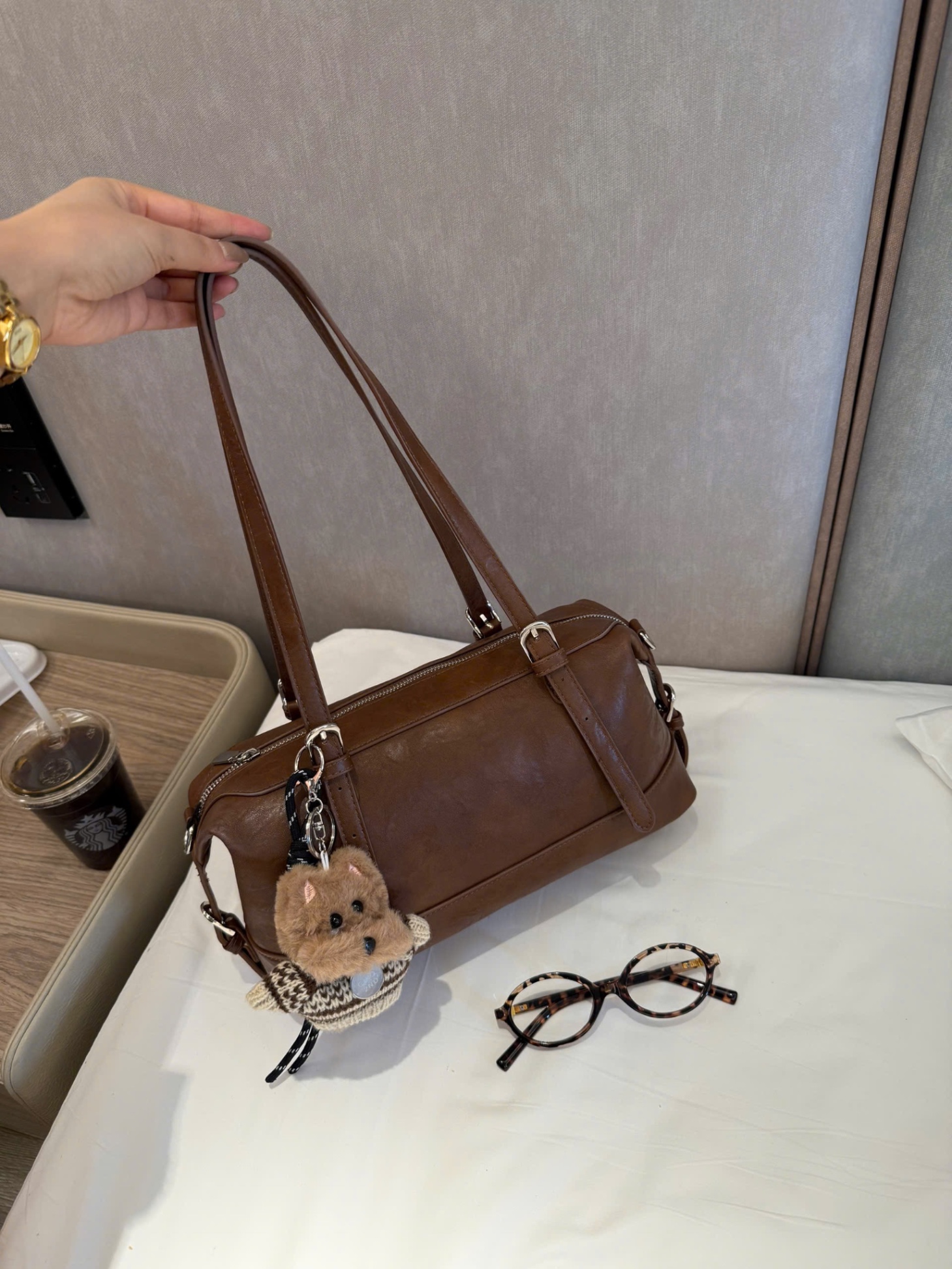 HS240 - TÚI XÁCH CHIO’2ND TRỐNG NÂU KÈM CHARM