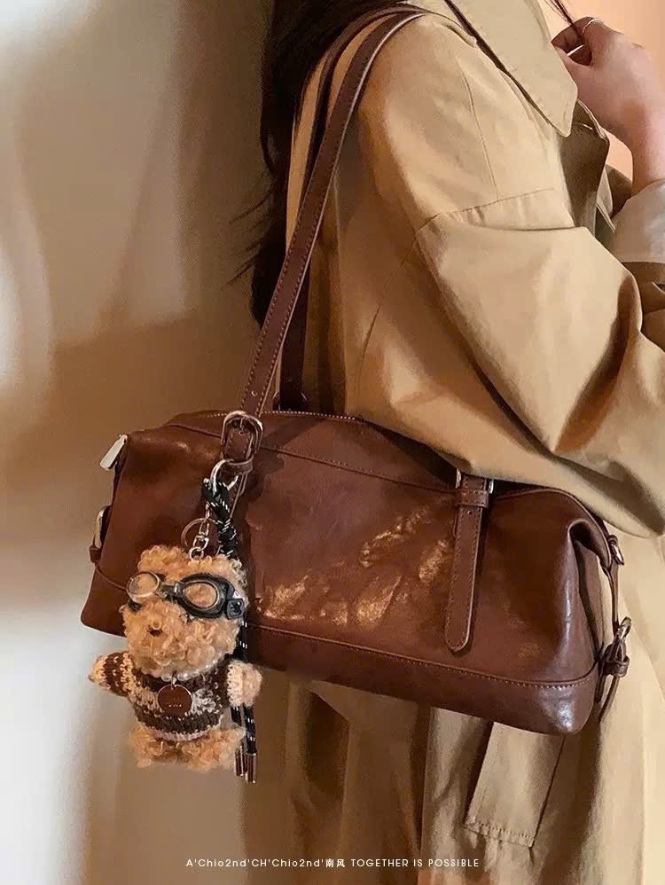HS240 - TÚI XÁCH CHIO’2ND TRỐNG NÂU KÈM CHARM
