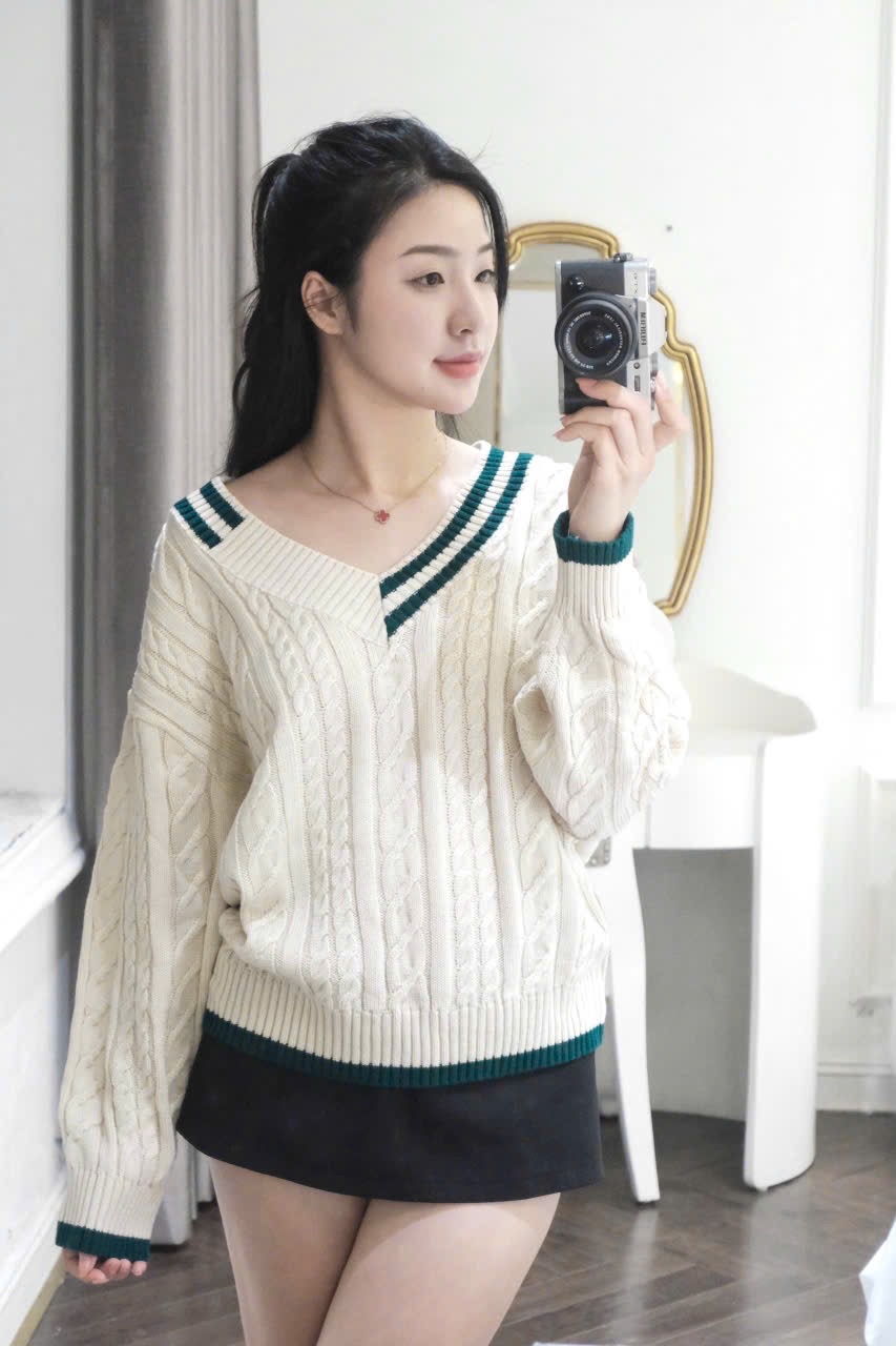 ÁO LEN CỔ TIM MÀU BE VIỀN XANH