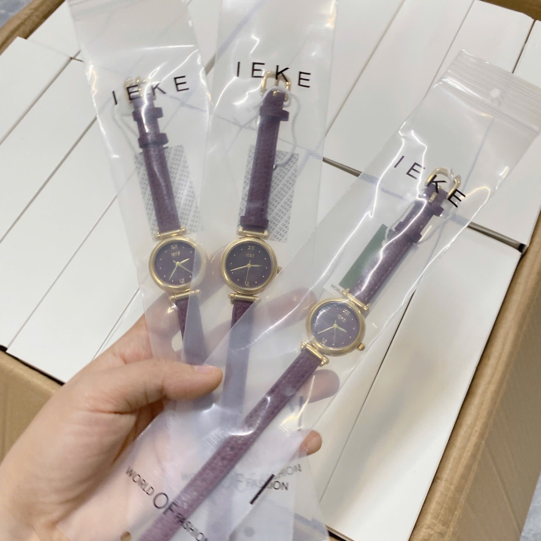 ĐỒNG HỒ IEKE MÀU ĐỎ NỘI ĐỊA TRUNG M4446