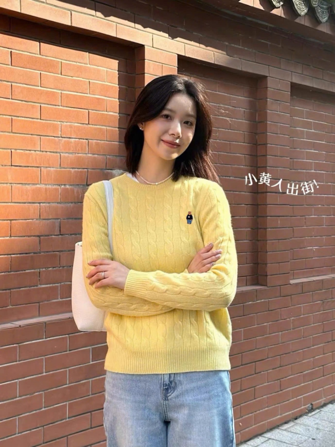 Hàng nhà máy - ÁO LEN CỔ TRÒN DT THÊU GẤU WHOU MÀU VÀNG