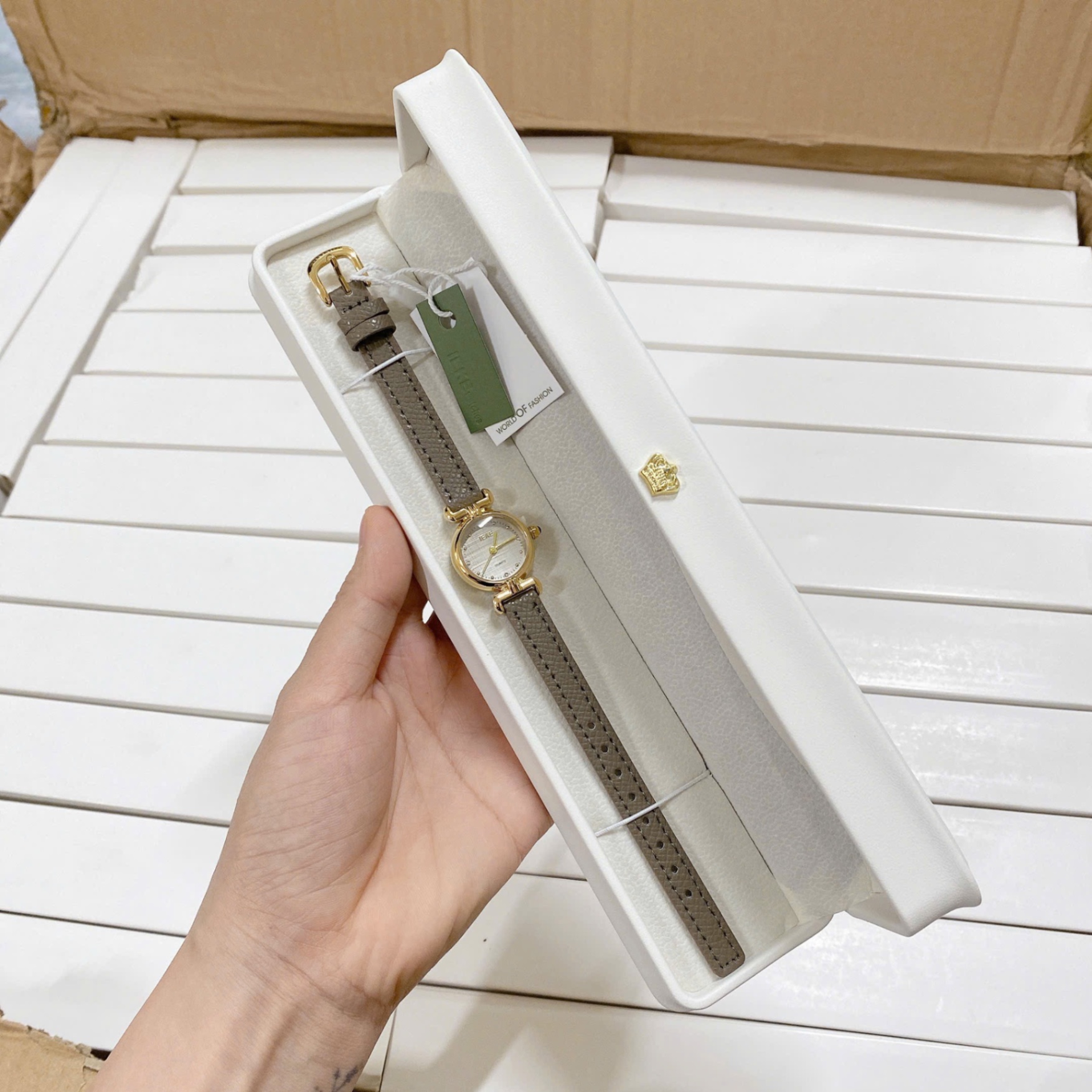 M0610 - ĐỒNG HỒ MẶT TRÒN IEKE QUARTZ HỘP TRẮNG