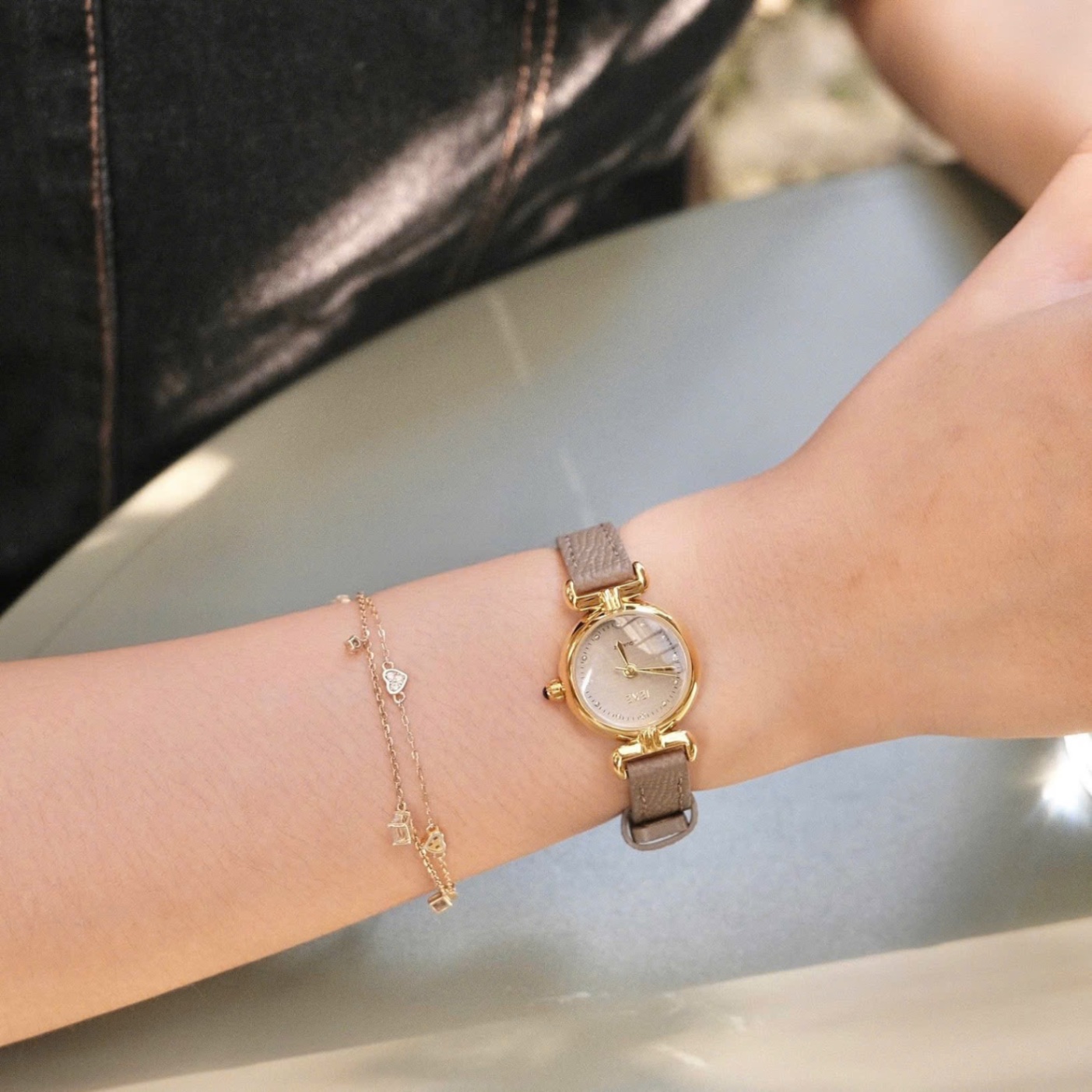 M0610 - ĐỒNG HỒ MẶT TRÒN IEKE QUARTZ HỘP TRẮNG