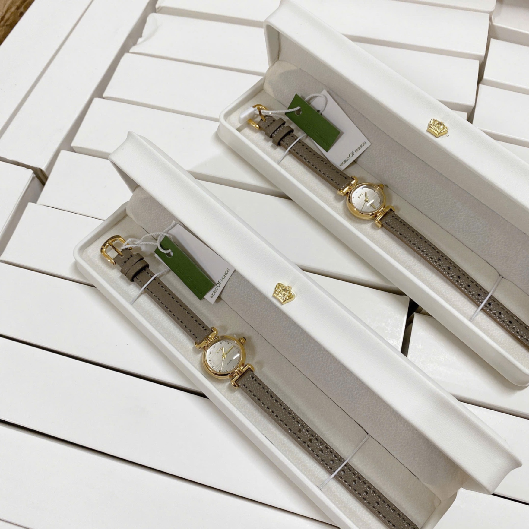 M0610 - ĐỒNG HỒ MẶT TRÒN IEKE QUARTZ HỘP TRẮNG