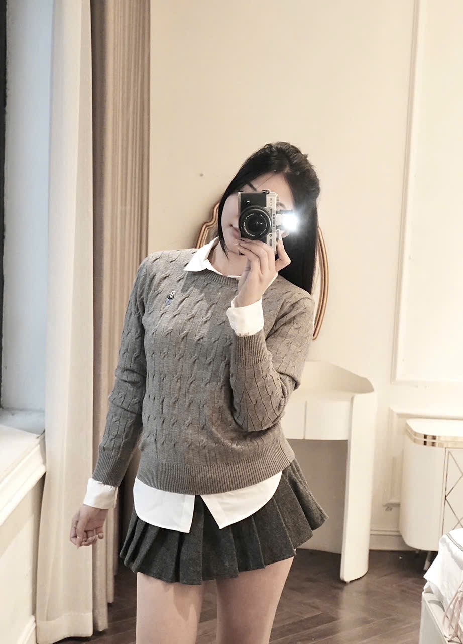 Hàng nhà máy - ÁO LEN CỔ TRÒN DT THÊU GẤU MÀU GHI
