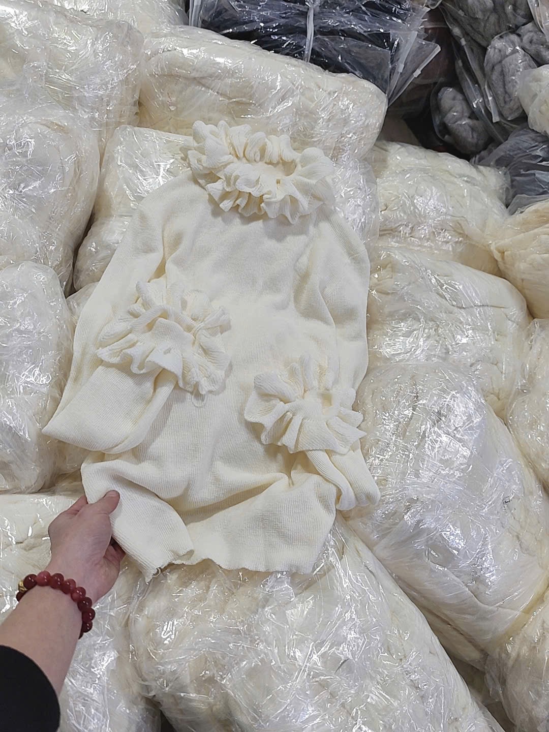 ÁO LEN CỔ TAY BÈO QC MÀU KEM