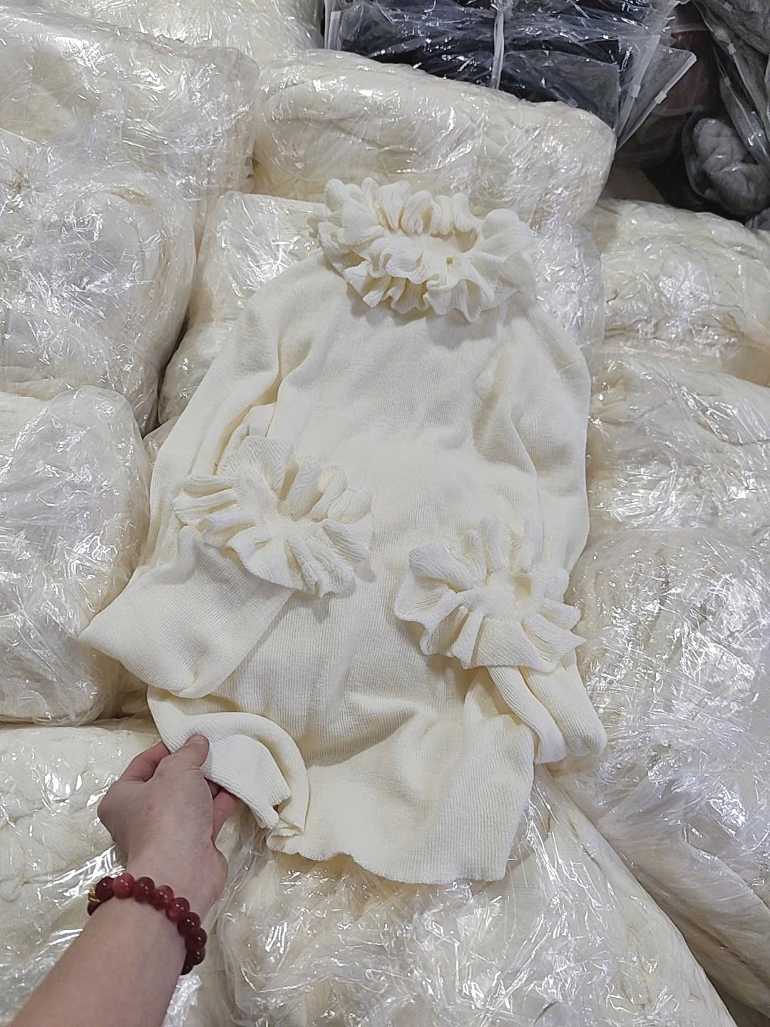 ÁO LEN CỔ TAY BÈO QC MÀU KEM