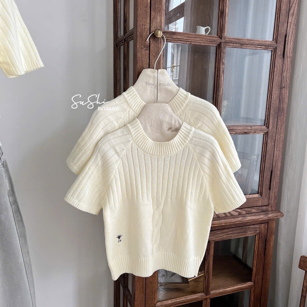 ÁO LEN CỘC TRẮNG KEM DIO THÊU ONG QC