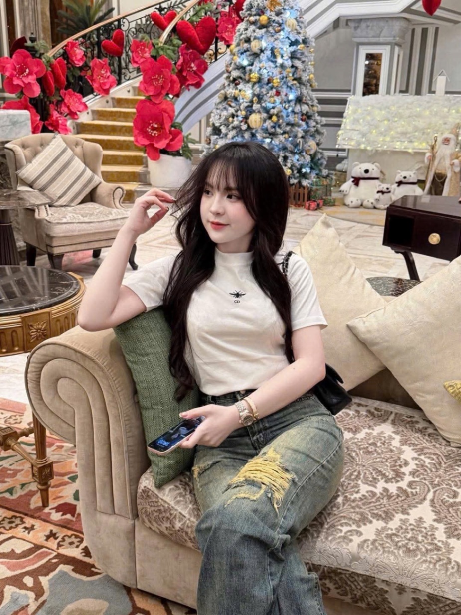 ÁO PULL CỘC TRẮNG DIO THÊU ONG