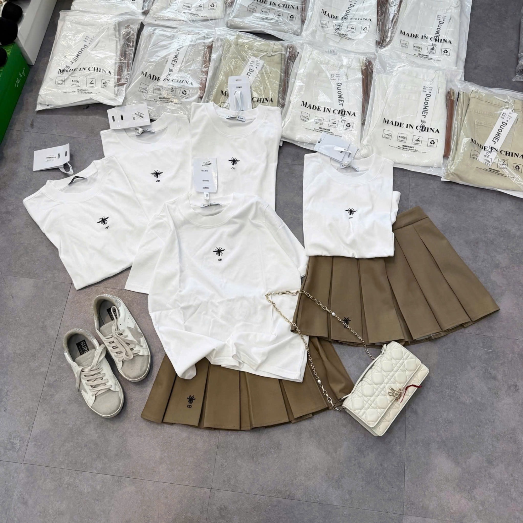 ÁO PULL CỘC TRẮNG DIO THÊU ONG