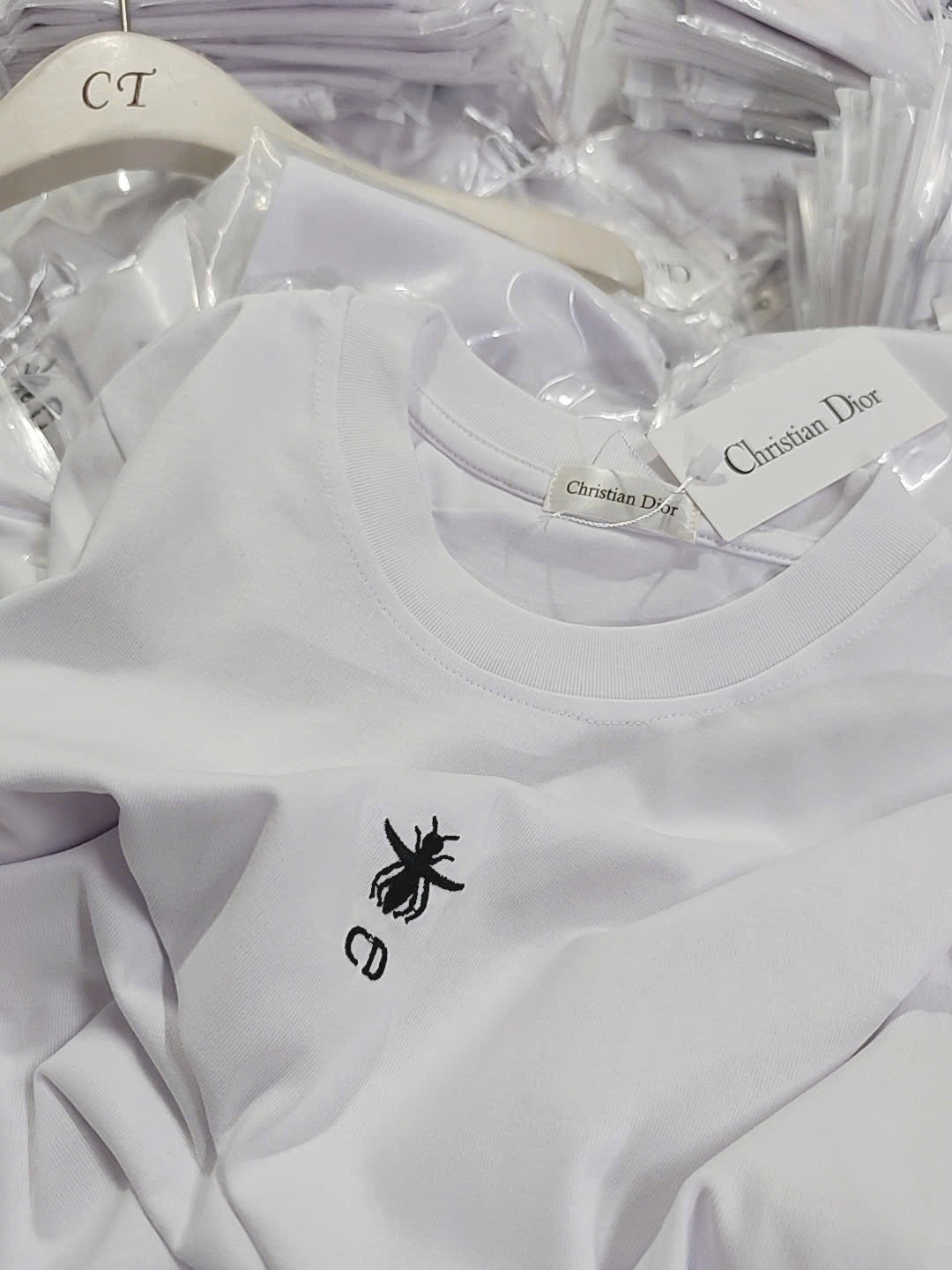 ÁO PULL CỘC TRẮNG DIO THÊU ONG