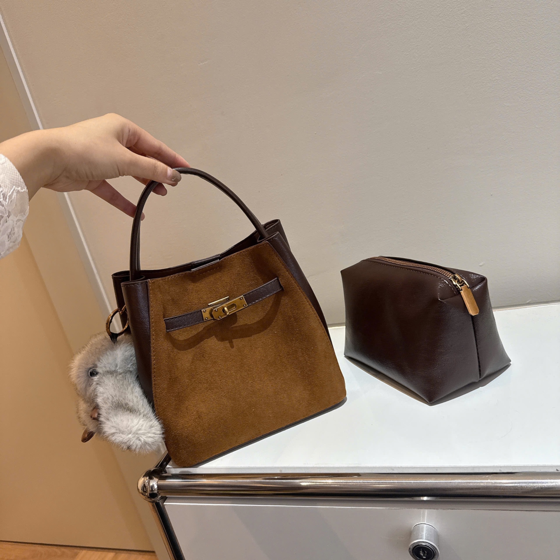 M8051 - TÚI XÁCH CHARM THỎ DÁNG ĐỨNG QC