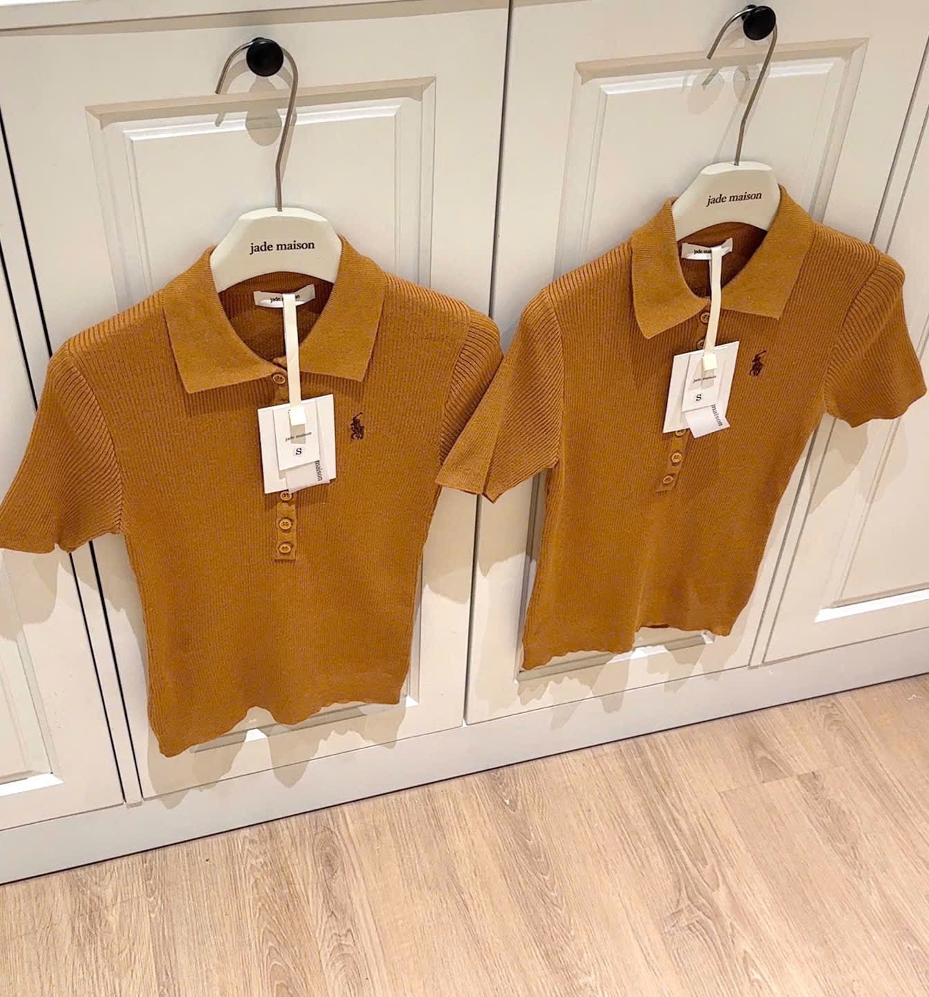 POLO LEN CỘC TĂM MÀU VÀNG NÂU THÊU NGỰA CHO NỮ