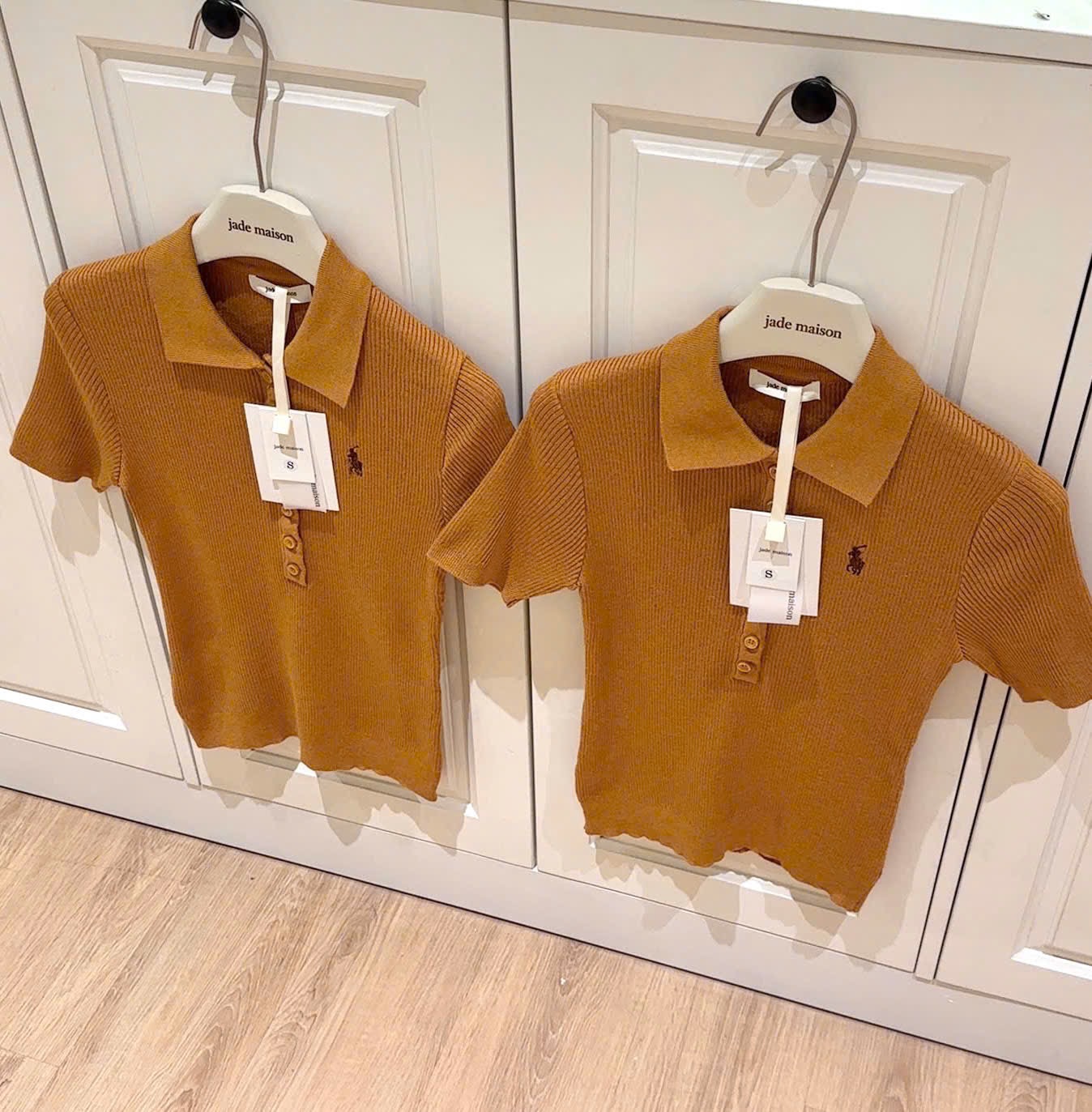 POLO LEN CỘC TĂM MÀU VÀNG NÂU THÊU NGỰA CHO NỮ