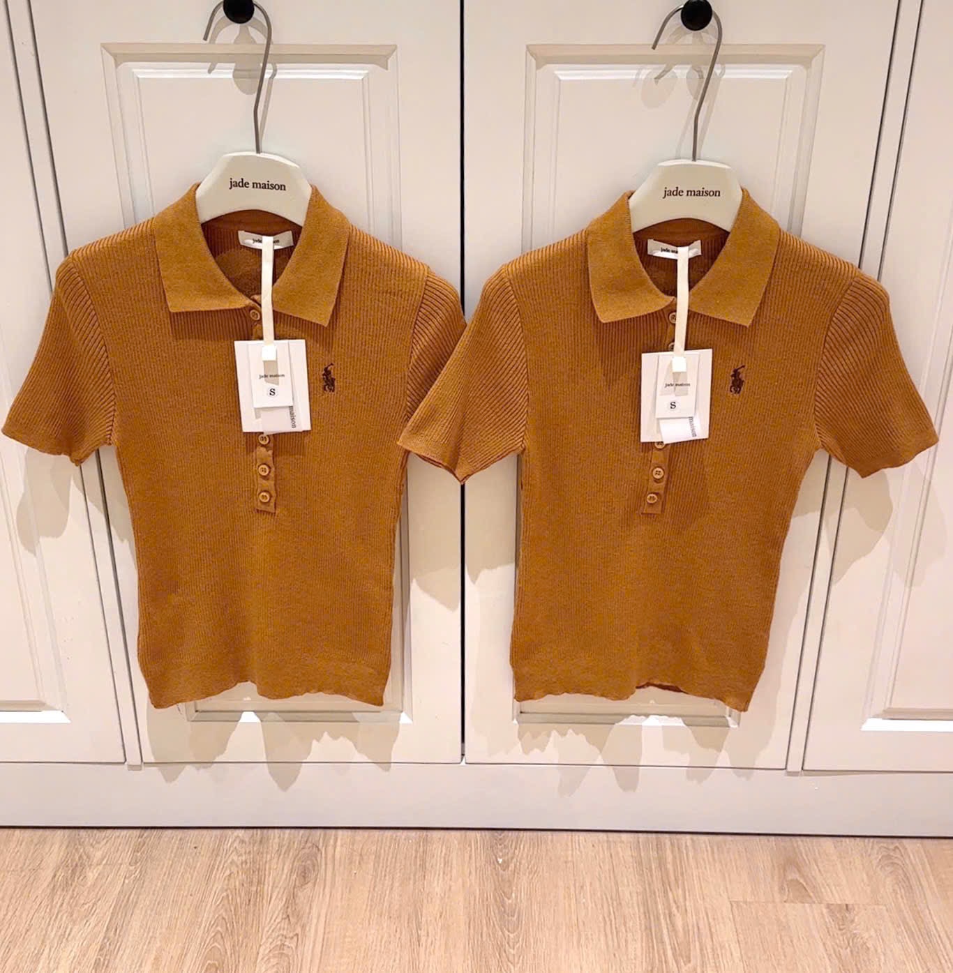 POLO LEN CỘC TĂM MÀU VÀNG NÂU THÊU NGỰA CHO NỮ