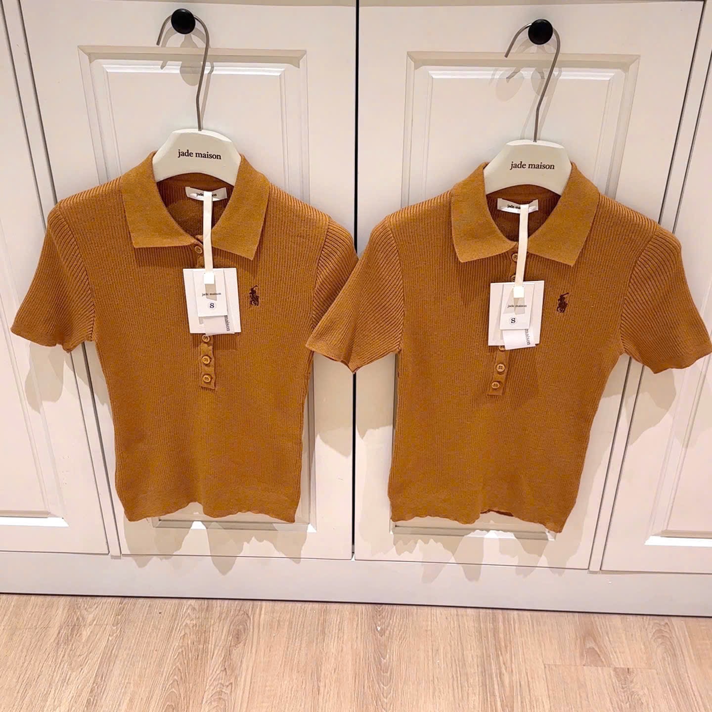 POLO LEN CỘC TĂM MÀU VÀNG NÂU THÊU NGỰA CHO NỮ