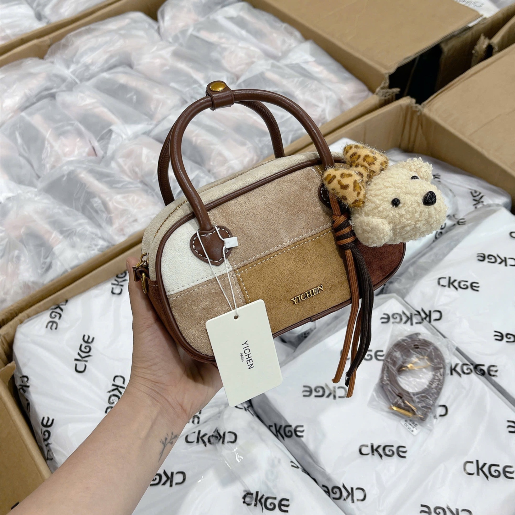 TÚI XÁCH DÁNG HỘP VIỀN NÂU HS26796