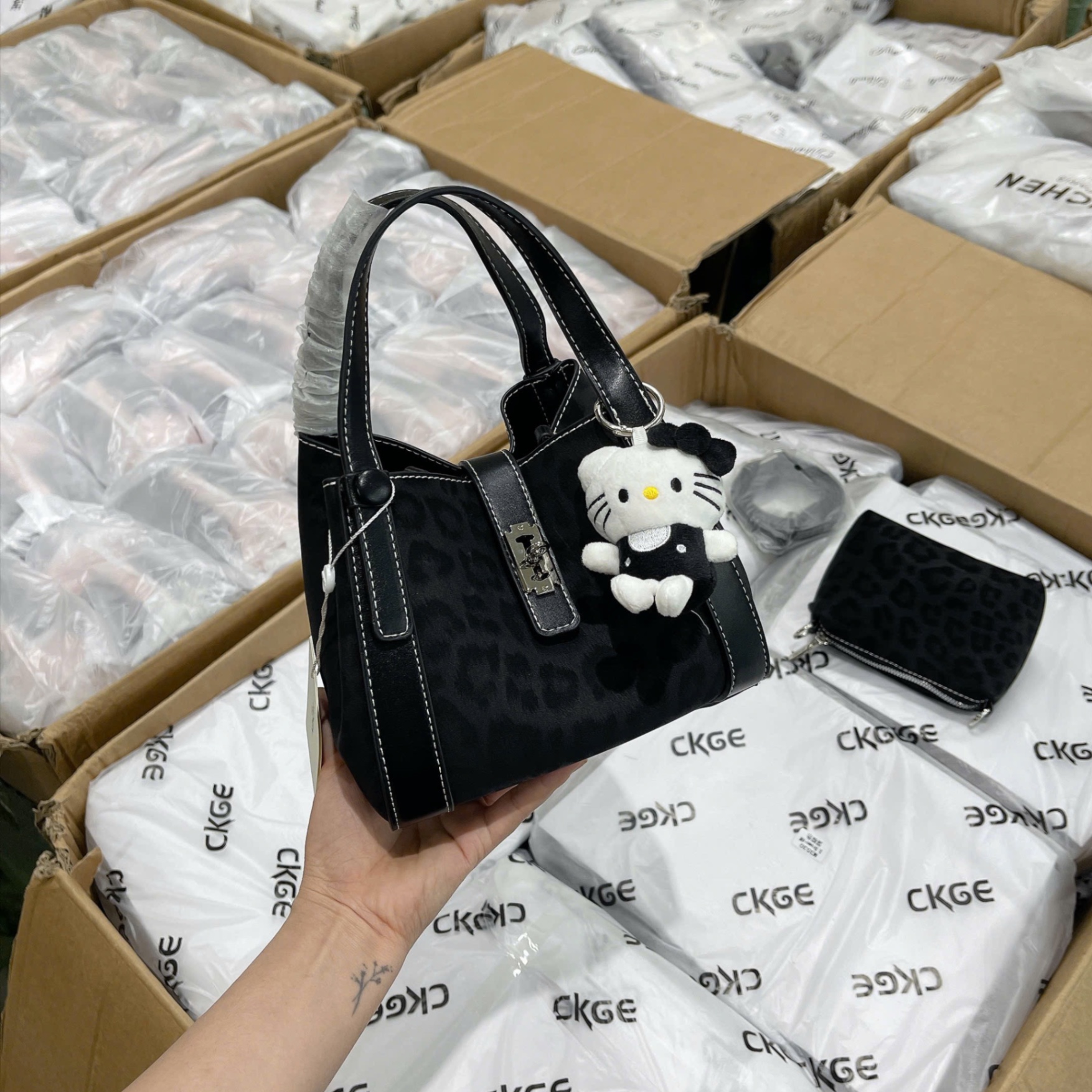 TUI ĐEN VIỀN CHỈ TRẮNG KÈM CHARM MÈO M265182