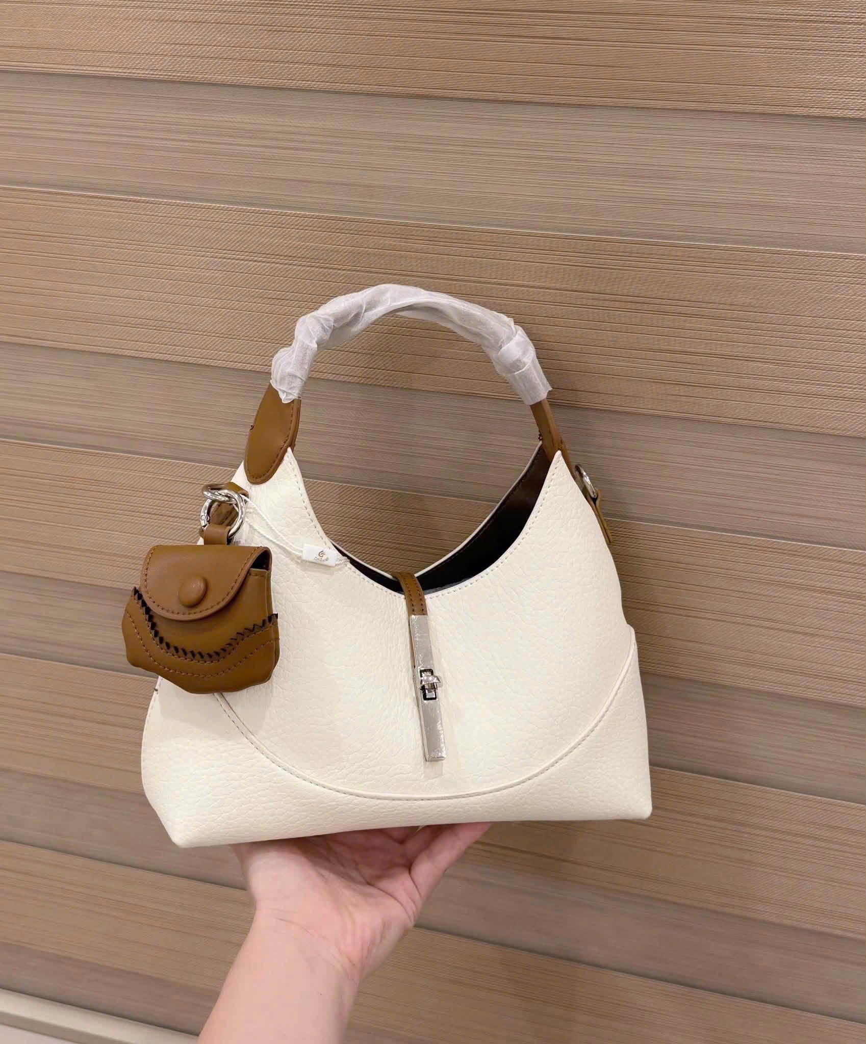 TÚI KẸP NÁCH TRẮNG KÈM CHARM M0625