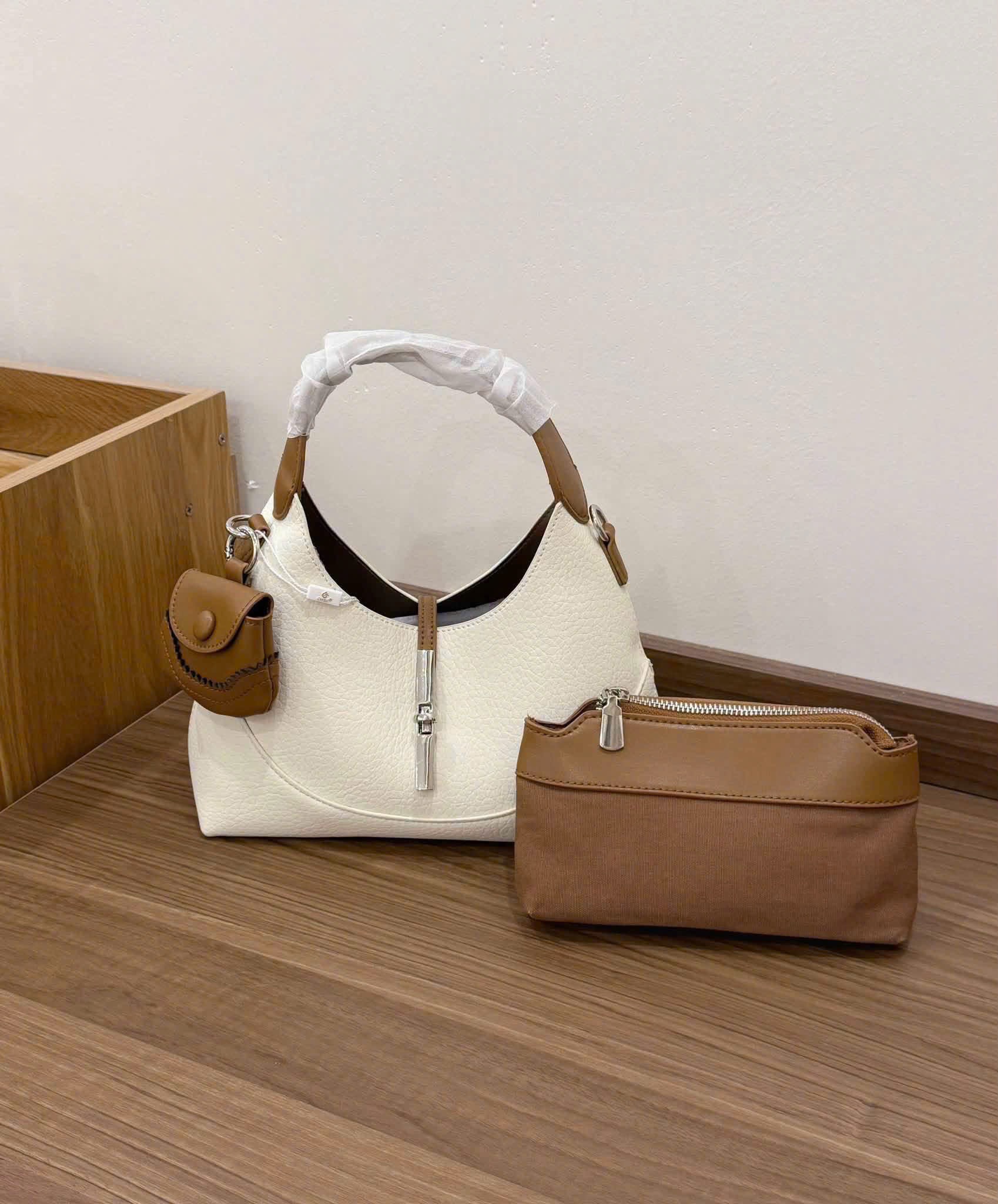TÚI KẸP NÁCH TRẮNG KÈM CHARM M0625