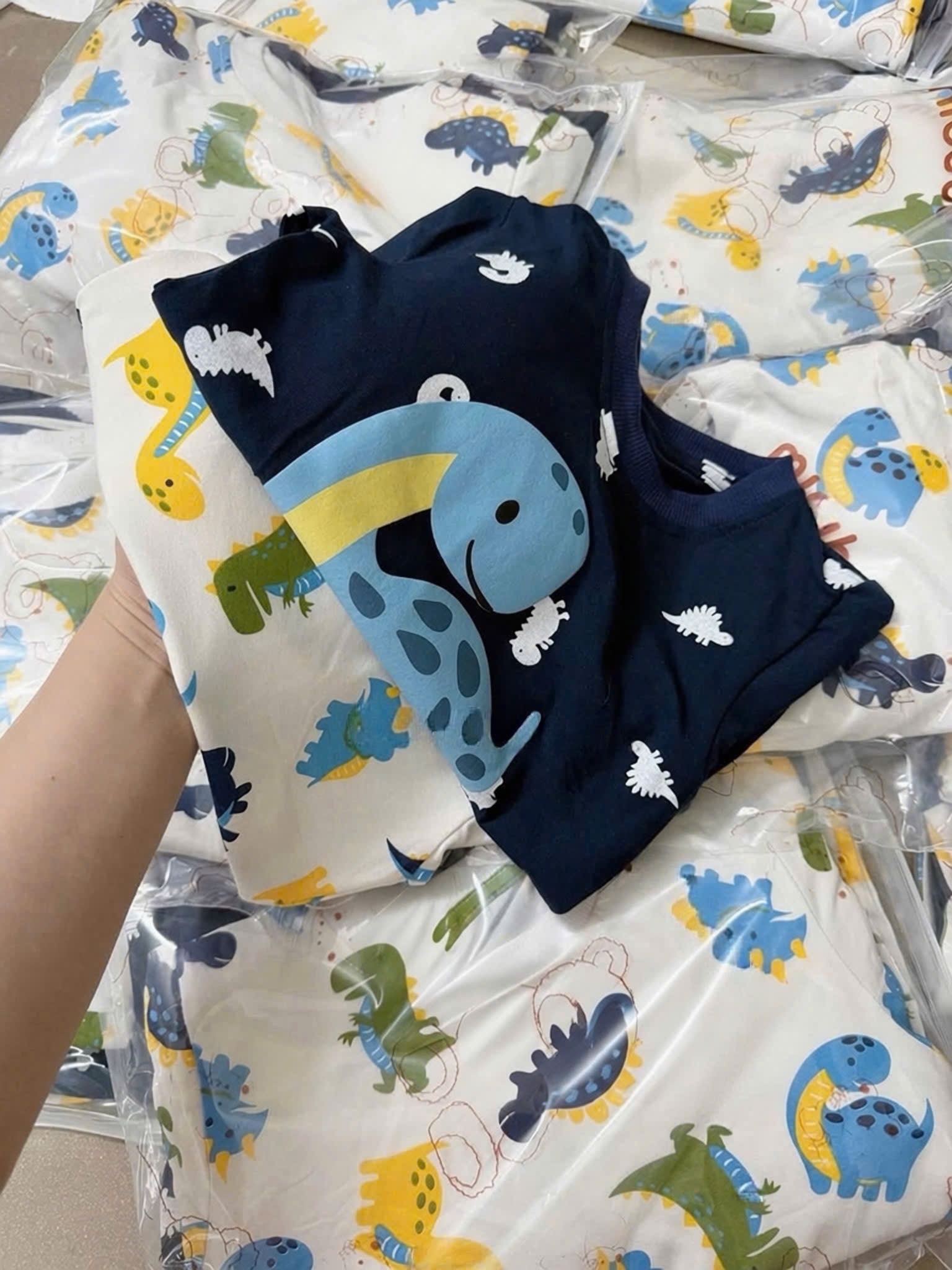 SÉT 2 BỘ KHỦNG LONG IN TRAN ĐEN BE CHO BT