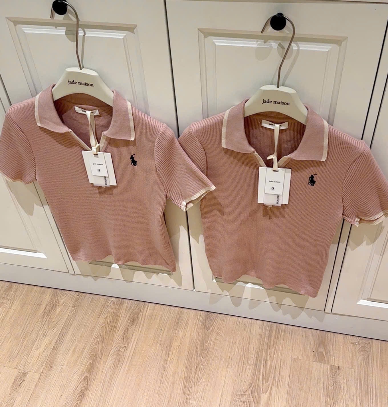 GOM - ÁO POLO HÔNG CỔ V THÊU NGƯA