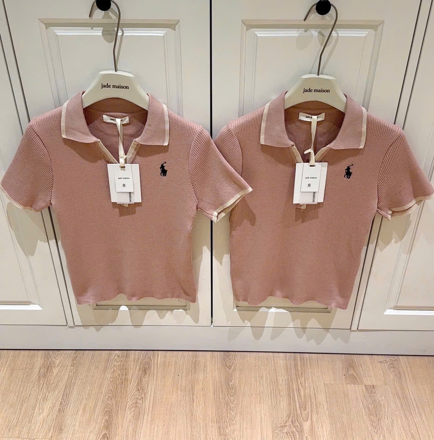 GOM - ÁO POLO HÔNG CỔ V THÊU NGƯA
