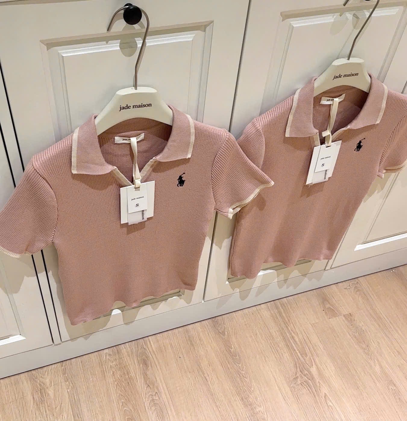 GOM - ÁO POLO HÔNG CỔ V THÊU NGƯA