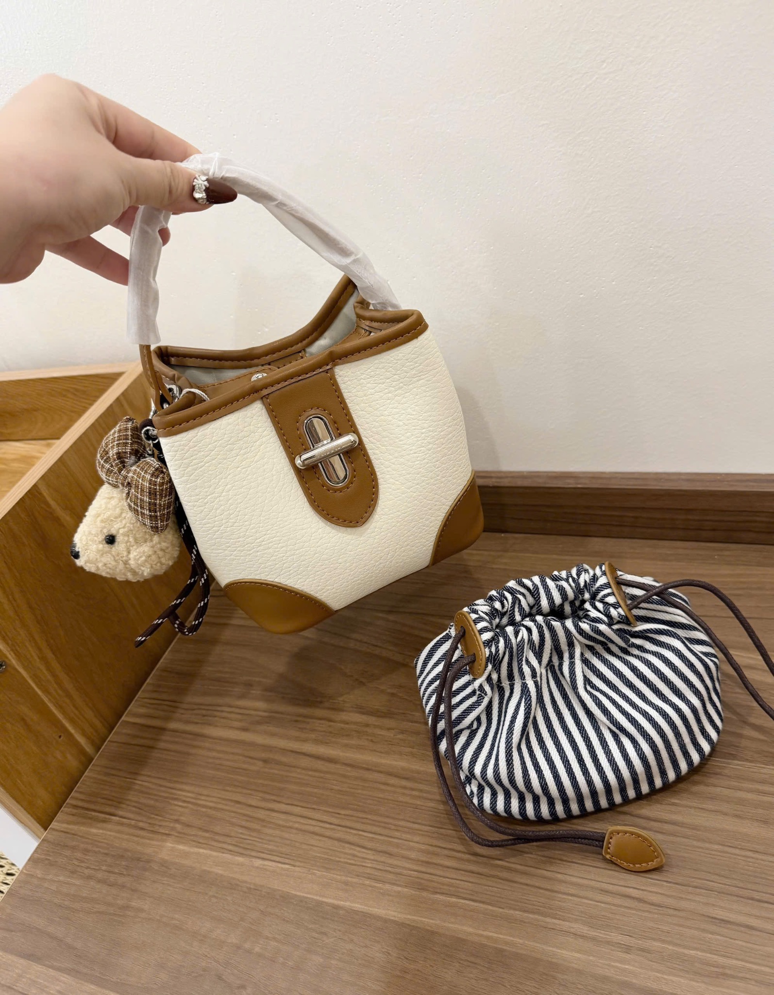 TÚI XÁCH KEM CHARM ĐẾ PHỐI NÂU M0620