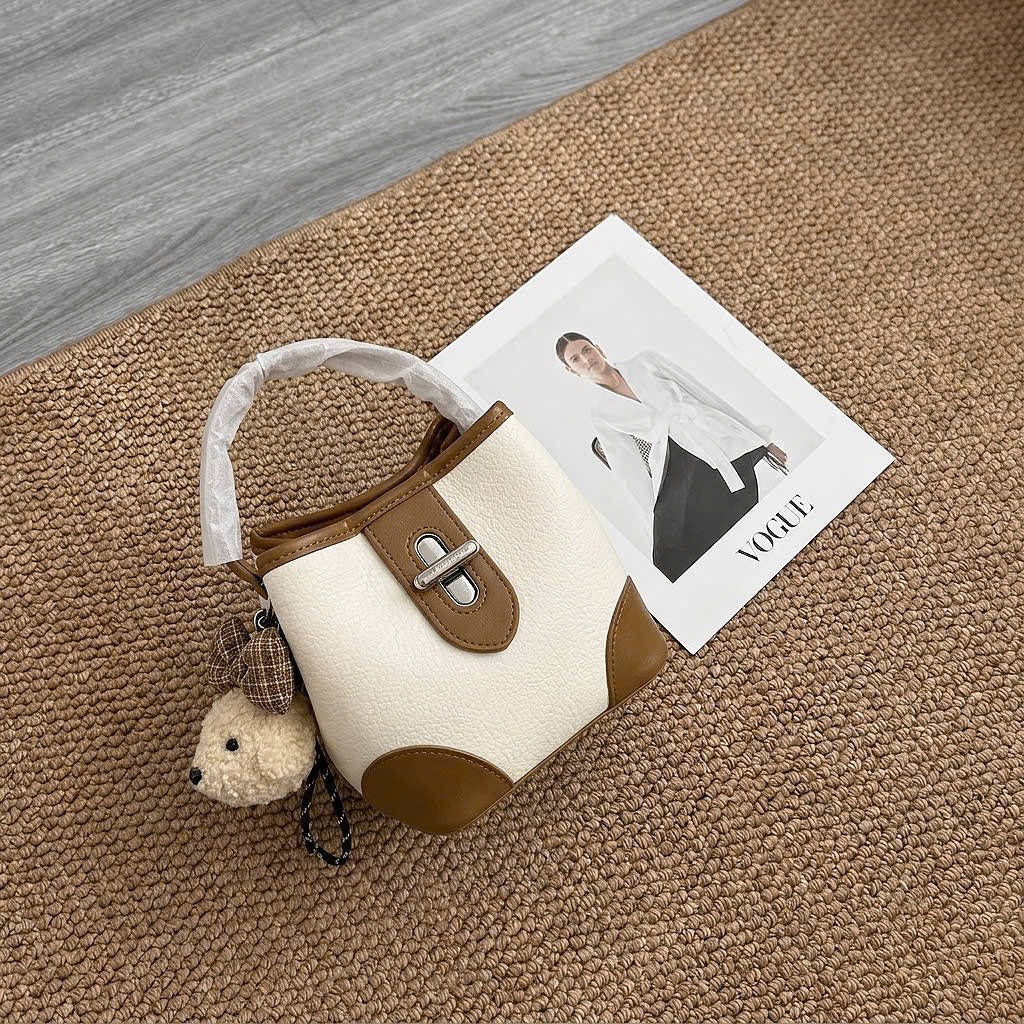 TÚI XÁCH KEM CHARM ĐẾ PHỐI NÂU M0620