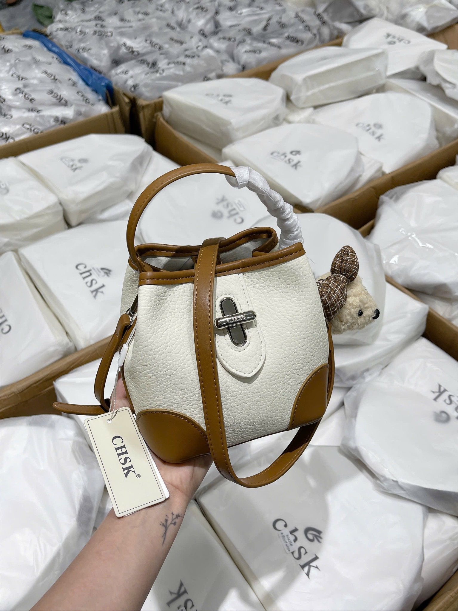 TÚI XÁCH KEM CHARM ĐẾ PHỐI NÂU M0620