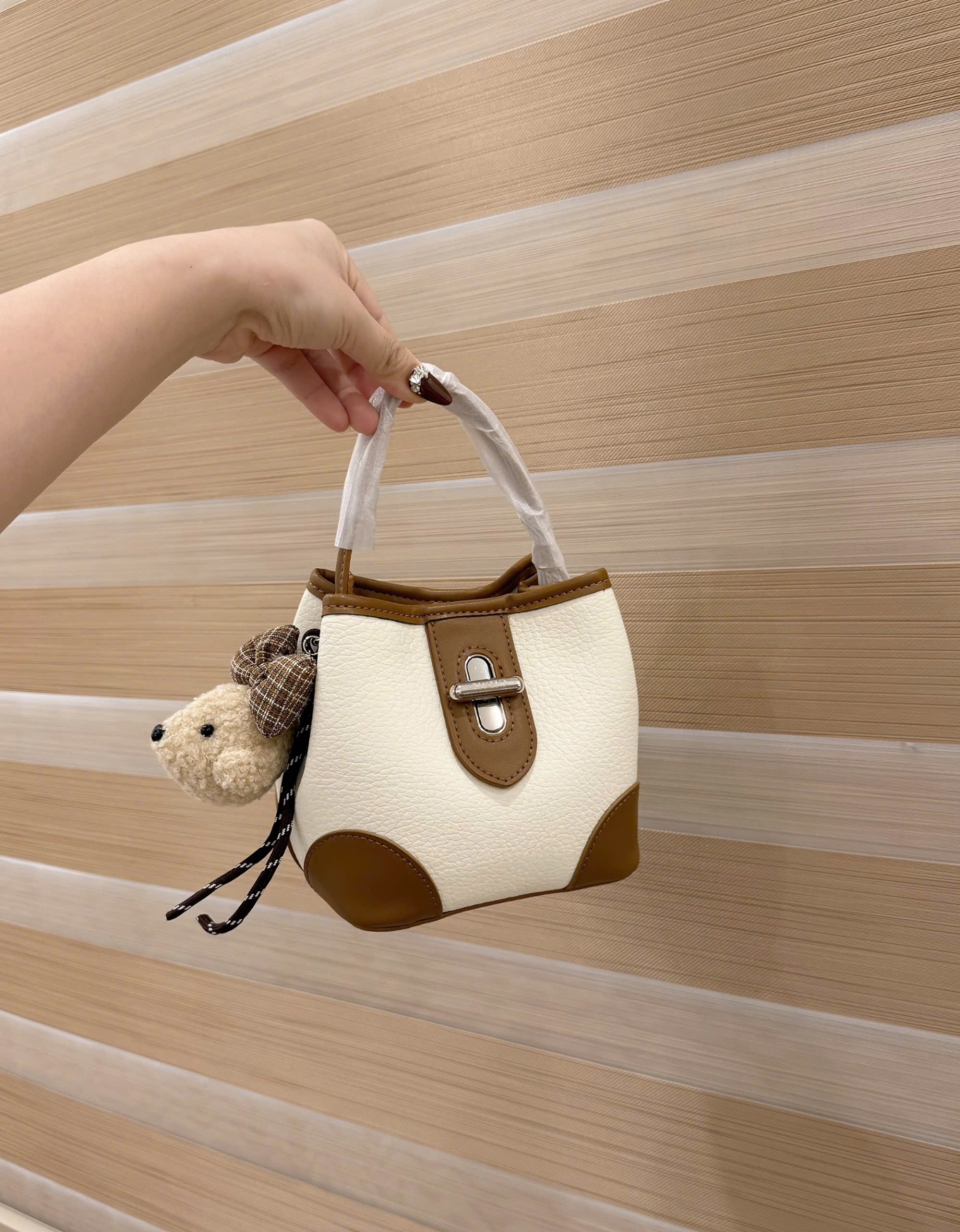 TÚI XÁCH KEM CHARM ĐẾ PHỐI NÂU M0620