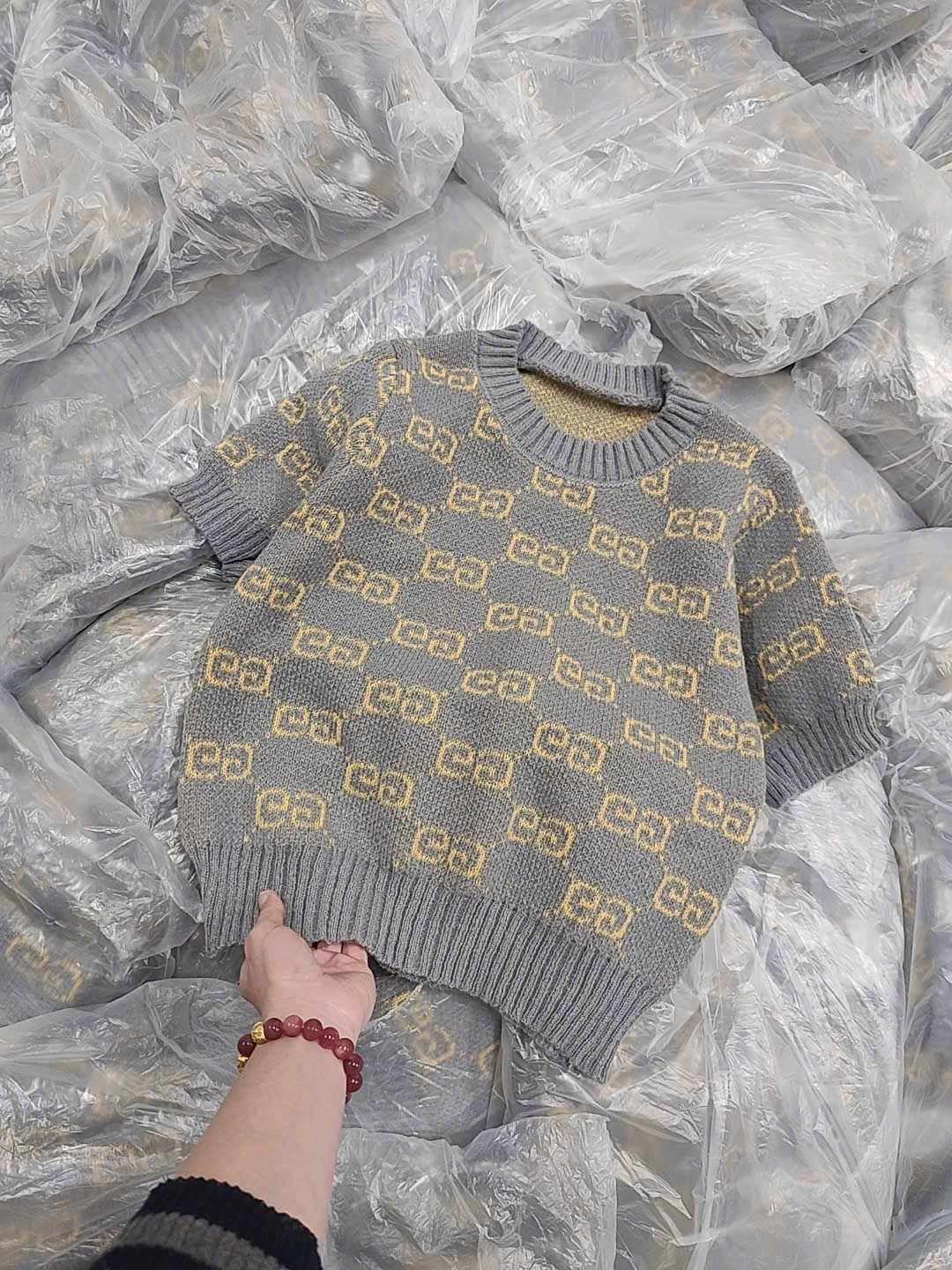 ÁO LEN CỘC GC XÁM VÀNG QC